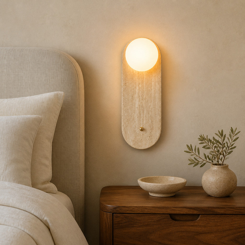 Applique murale en travertin avec globe en verre